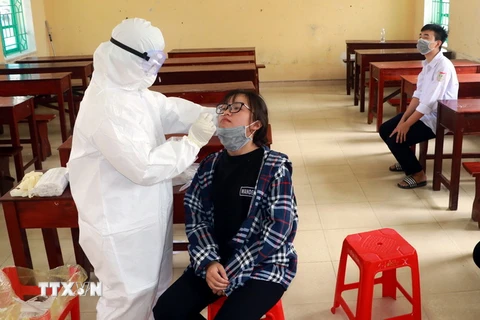 Cán bộ y tế tỉnh Nam Định lấy mẫu xét nghiệm SARS-CoV-2 cho học sinh Trường Trung học phổ thông Lê Quý Đôn, huyện Trực Ninh do liên quan đến BN3229. (Ảnh: Văn Đạt/TTXVN)