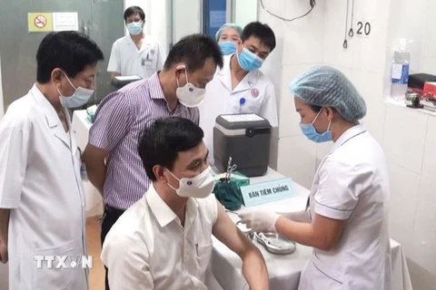 Các lực lượng tuyến đầu chống dịch của tỉnh Quảng Bình được tiêm vaccine COVID-19. (Ảnh: Võ Dung/TTXVN)