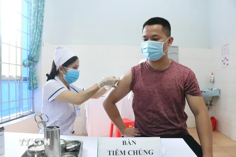Nhân viên Y tế tỉnh Đắk Lắk được tiêm vaccine ngừa COVID-19. (Ảnh: Tuấn Anh/TTXVN)