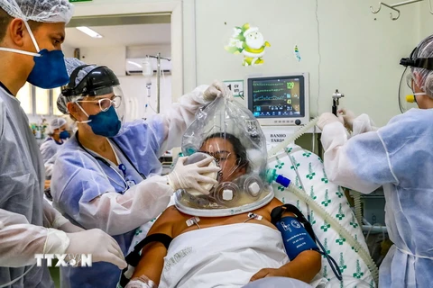 Nhân viên y tế điều trị cho bệnh nhân COVID-19 tại một bệnh viện ở Rio Grande do Sul, Brazil, ngày 16/4. (Ảnh: AFP/TTXVN)