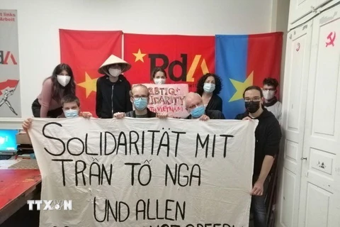 Các thành viên Đảng Lao động Thụy Sĩ cùng thể hiện đoàn kết với bà Trần Tố Nga và các nạn nhân chất độc da cam. (Ảnh: TTXVN phát)