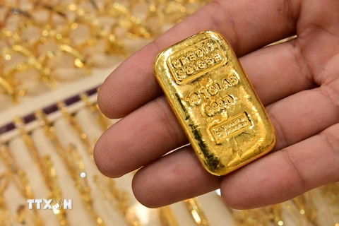 Vàng được bày bán tại một cửa hàng vàng ở Dubai, Các tiểu vương quốc Arab thống nhất. (Ảnh: AFP/TTXVN)