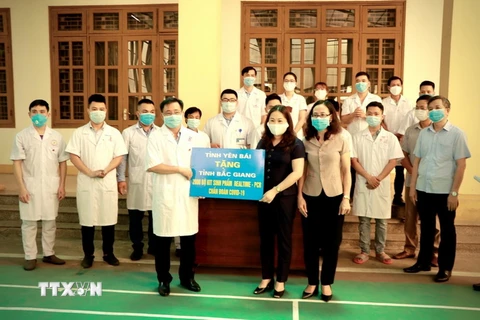 Ngoài việc cử đoàn công tác, tỉnh Yên Bái cũng hỗ trợ 2.000 bộ kit realtime PCR xét nghiệm SARV-CoV-2 cho Bắc Giang. (Ảnh: Tuấn Anh/TTXVN)