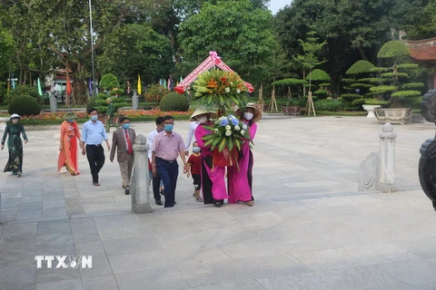 Sáng 19/5 tại Khu di tích Kim Liên, rất nhiều người dân và du khách thập phương đến dâng hoa, dâng hương tưởng niệm anh linh Chủ tịch Hồ Chí Minh. (Ảnh: Bích Huệ/TTXVN)