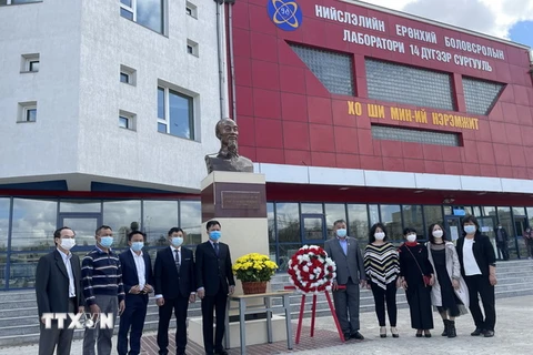 Lễ dâng hoa tại tượng đài Bác Hồ ở Mông Cổ. (Ảnh: TTXVN phát)