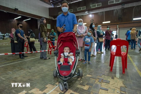 Người dân chờ xét nghiệm COVID-19 tại Seri Kembangan, bang Selangor, Malaysia, ngày 21/5. (Ảnh: THX/TTXVN)