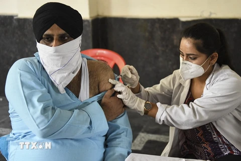 Nhân viên y tế tiêm chủng vaccine ngừa COVID-19 cho người dân tại Amritsar, Ấn Độ, ngày 20/5. (Ảnh: AFP/TTXVN)