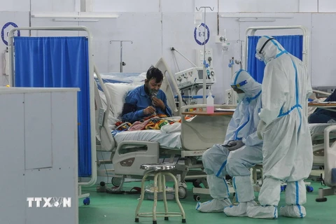 Nhân viên y tế điều trị cho bệnh nhân COVID-19 tại New Delhi, Ấn Độ, ngày 15/5 vừa qua. (Ảnh: THX/TTXVN)