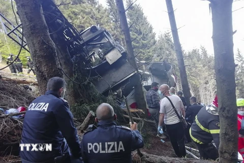 Cảnh sát và lực lượng cứu hộ được triển khai tới hiện trường vụ rơi cáp treo ở thị trấn Stresa, vùng Piedmont, Italy, ngày 23/5. (Ảnh: AFP/TTXVN)