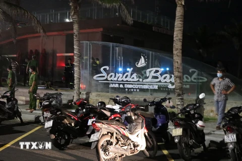 Vụ cháy xảy ra dưới tầng hầm Sandr Bay đường Độc Lập, phường 9, thành phố Tuy Hòa, tỉnh Phú Yên. (Ảnh: Phạm Cường/TTXVN)