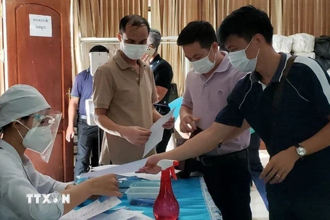 Tiêm vaccine COVID-19 mũi thứ hai cho cán bộ các cơ quan ngoại giao nước ngoài tại Campuchia. (Ảnh: Nguyễn Hùng/TTXVN)