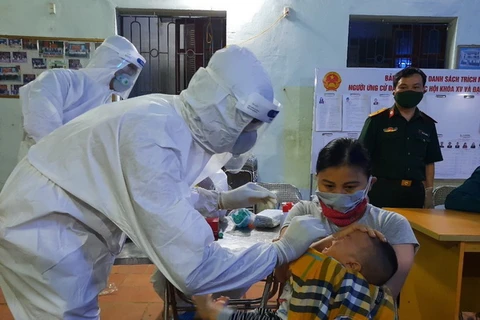 Lực lượng y, bác sỹ lấy mẫu xét nghiệm SARS-CoV-2 cho người dân tại xã Mão Điền, huyện Thuận Thành, tỉnh Bắc Ninh. (Ảnh: Thanh Thương/TTXVN)