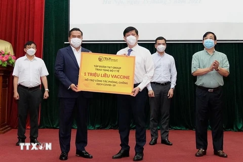 Đại diện Tập đoàn T&T Group trao tặng 1 triệu liều vaccine hỗ trợ công tác phòng, chống COVID-19. (Ảnh: TTXVN phát)