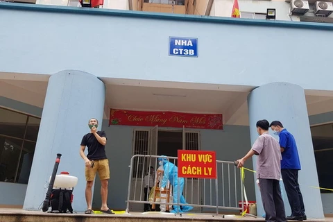 Lực lượng chức năng tạm thời phong tỏa chung cư CT3B, Văn Quán, nơi bệnh nhân sinh sống. (Nguồn: tienphong)