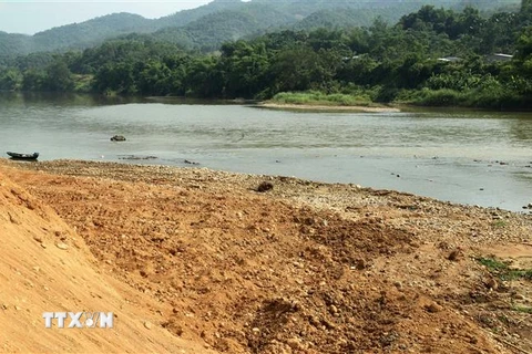 Khu vực đất đá đổ ra ngoài dòng chảy sông Hồng đoạn chảy qua thành phố Lào cai đã được doanh nghiệp khắc phục. (Ảnh: Quốc Khánh/TTXVN)