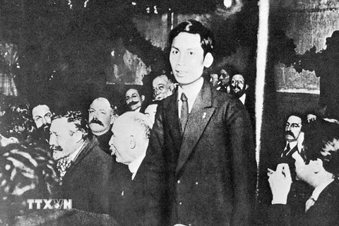 Từ 25-30/12/1920, Nguyễn Ái Quốc (tên của Chủ tịch Hồ Chí Minh trong thời gian hoạt động cách mạng ở Pháp) tham dự Đại hội lần thứ 18 Đảng Xã hội Pháp ở thành phố Tours với tư cách đại biểu Đông Dương. Nguyễn Ái Quốc ủng hộ Luận cương của Lenin về vấn đề 
