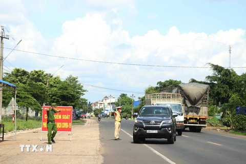 Lực lượng chức năng kiểm soát phương tiện vào tỉnh Đắk Lắk từ phía Nam tại chốt kiểm soát phòng, chống dịch COVID-19 trên Quốc lộ 14. (Ảnh: Tuấn Anh/TTXVN)