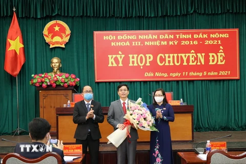 Thường trực HĐND tỉnh Đắk Nông tặng hoa, chia tay ông Nguyễn Đình Trung, Ủy viên Trung ương Đảng. (Ảnh: Nguyên Dung/TTXVN)