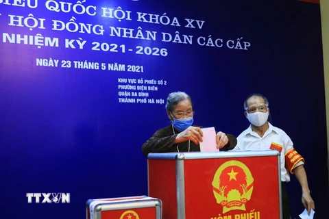 Cụ Đoàn Thị Thuận ở phố Trần Phú, quận Ba Đình, Hà Nội, bỏ phiếu bầu đại biểu Quốc hội khóa XV và đại biểu Hội đồng nhân dân các cấp nhiệm kỳ 2021-2026. (Ảnh: Lâm Khánh/TTXVN)