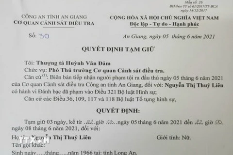 Quyết định tạm giữ hình sự đối tượng Nguyễn Thị Thủy Liên cầm đầu đường dây đánh bạc. (Ảnh: TTXVN phát) 