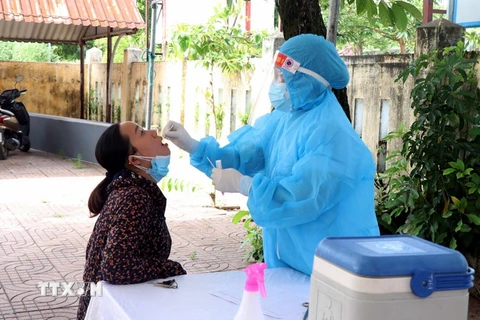 Lực lượng Y tế xã Thạch Hạ lấy mẫu bệnh phẩm cho người dân. (Ảnh: Công Tường/TTXVN)