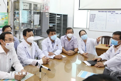 Bác sỹ Bệnh viện Chợ Rẫy báo cáo tình hình của BN8944. (Ảnh: Đinh Hằng/TTXVN)