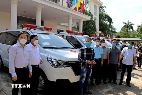 Ban Thường trực Ủy ban MTTQ Việt Nam tỉnh Hòa Bình bàn giao 8 xe cứu thương cho các đơn vị y tế các huyện. (Ảnh: Thanh Hải/TTXVN)
