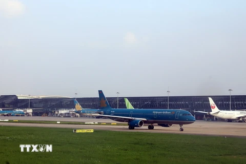 Máy bay của Vietnam Airline đỗ tại sân bay Nội Bài. (Ảnh: Huy Hùng/TTXVN)