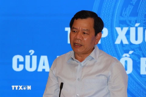 Chủ tịch UBND tỉnh Đặng Văn Minh phát biểu tại buổi đối thoại. (Ảnh: Sỹ Thắng/TTXVN)