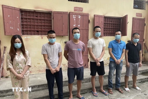 Các đối tượng bay lắc tại quán karaoke Sông Yên bị bắt giữ. (Ảnh: Trịnh Duy Hưng/TTXVN)