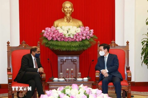 Ủy viên Bộ Chính trị, Thường trực Ban Bí thư Võ Văn Thưởng (bên phải) tiếp Đại sứ Singapore tại Việt Nam Jaya Ratnam. (Ảnh: Phương Hoa/TTXVN)