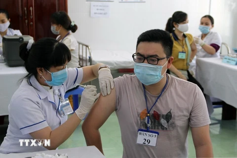 Nhân viên y tế của CDC Phú Yên tiêm vaccine phòng COVID-19 cho người dân. (Ảnh: Xuân Triệu/TTXVN)
