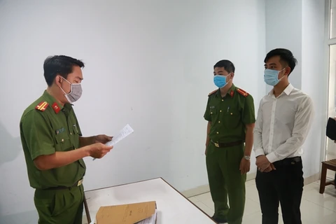 Cơ quan Cảnh sát điều tra tống đạt quyết định khởi tố Nguyễn Quang Trọng. (Nguồn: cand)