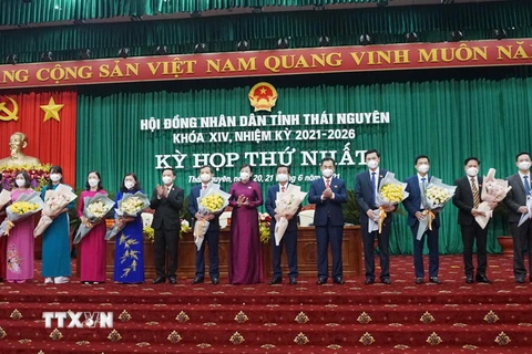 Bí thư Tỉnh ủy cùng Chủ tịch UBND tỉnh Thái Nguyên tặng hoa Thường trực HĐND tỉnh và Trưởng, phó các ban HĐND tỉnh nhiệm kỳ 2021-2026. (Ảnh: Hoàng Nguyên/TTXVN)