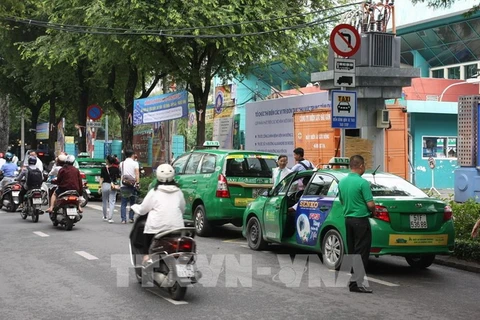 Xe taxi đón khách tại trước cổng phụ Câu lạc bộ Văn hóa-Thể dục thể thao Nguyễn Du. (Ảnh: Vũ Tiến Lực/TTXVN)