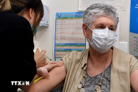 Tiêm vaccine AstraZeneca ngừa COVID-19 cho người dân Australia. (Ảnh: AFP/TTXVN)