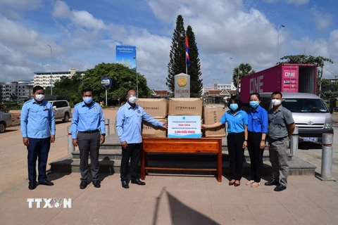Hội Liên hiệp Thanh niên Việt Nam tặng 5.000 khẩu trang y tế cho Hội Liên hiệp Thanh niên Vương quốc Campuchia. (Ảnh: Thanh Tân/TTXVN)