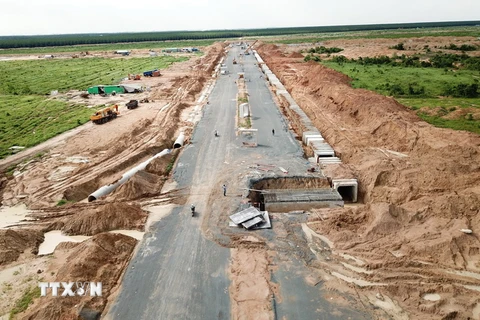 Tuyến đường chính trong Khu tái định cư Lộc An-Bình Sơn đang được hoàn thiện. (Ảnh: Công Phong/TTXVN)