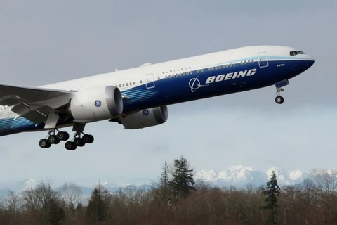 Một chiếc máy bay Boeing 777X cất cánh trong chuyến bay thử nghiệm đầu tiên từ nhà máy của công ty ở Everett, Washington, Hoa Kỳ vào ngày 25/1/2020. (Nguồn: usnews)