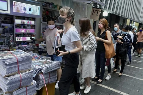 Đám đông xếp hàng mua ấn bản cuối cùng của Apple Daily ở Hong Kong. (Nguồn: theguardian) 