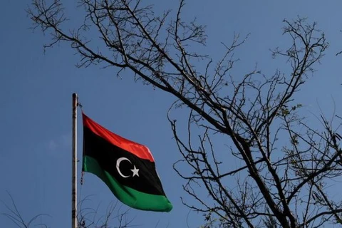 Lá cờ Libya tung bay trên đỉnh Lãnh sự quán Libya ở Athens, Hy Lạp. (Nguồn: reuters)