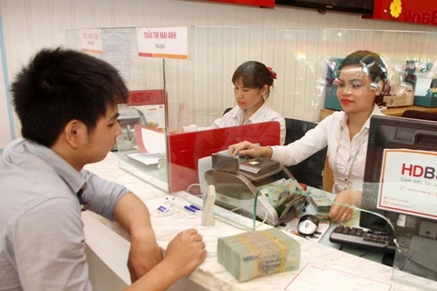 Một số ngân hàng tiếp tục đưa ra các gói hỗ trợ lãi suất ưu đãi cho khách hàng. (Ảnh: CTV/Vietnam+)
