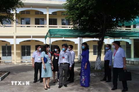 Kiểm tra công tác chuẩn bị tại điểm thi Trường chuyên Vị Thanh, thành phố Vị Thanh. (Ảnh: Hồng Thái/TTXVN)