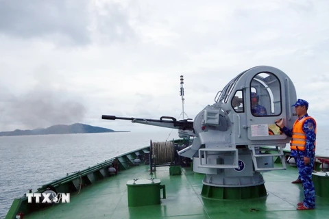 Bộ Tư lệnh Vùng Cảnh sát biển 1 thực hành bắn pháo trên biển. (Ảnh: TTXVN)
