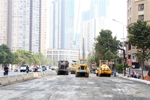 Công trường dự án sửa chữa, nâng cấp đường Nguyễn Hữu Cảnh. (Ảnh: Tiến Lực/TTXVN)