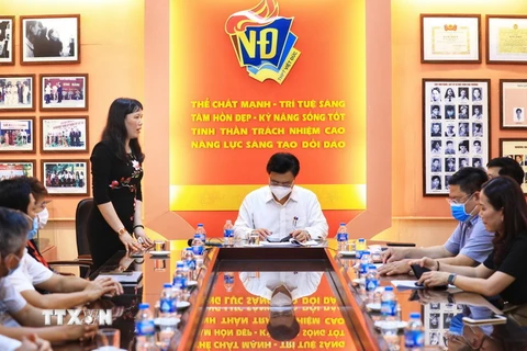 Thứ trưởng Bộ GD&ĐT Nguyễn Hữu Độ làm việc với Ban Chỉ đạo thi tốt nghiệp THPT quận Hoàn Kiếm, Hà Nội. (Ảnh: Thành Đạt/TTXVN)