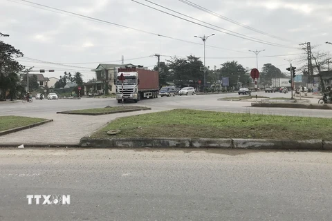 Một điểm đen mất an toàn giao thông tại đường Lê Duẩn trên tuyến Quốc lộ 1A giao với đường Thuận Châu. (Ảnh: Thanh Thủy/TTXVN)