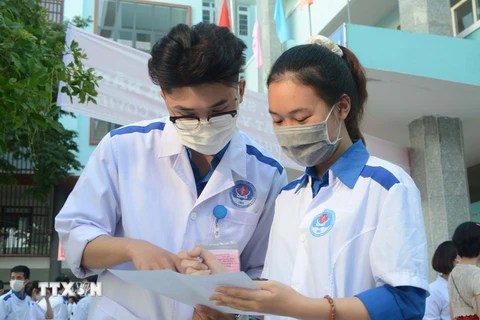Sinh viên tình nguyện xem danh sách tham gia hỗ trợ tỉnh Phú Yên phòng, chống dịch. (Ảnh: Văn Dũng/TTXVN)