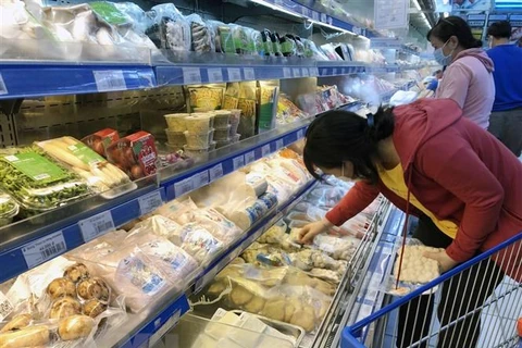 Ngành hàng thực phẩm đông lạnh, sơ chế được bổ sung đầy ấp tại quầy siêu thị Thành phố Hồ Chí Minh. (Ảnh: Mỹ Phương/TTXVN)