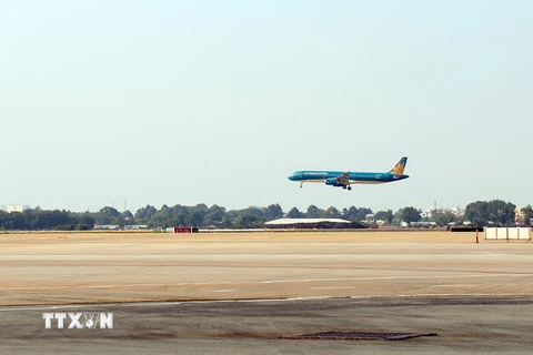 Máy bay hạ cánh xuống sân bay Tân Sơn Nhất. (Ảnh: Tiến Lực/TTXVN)